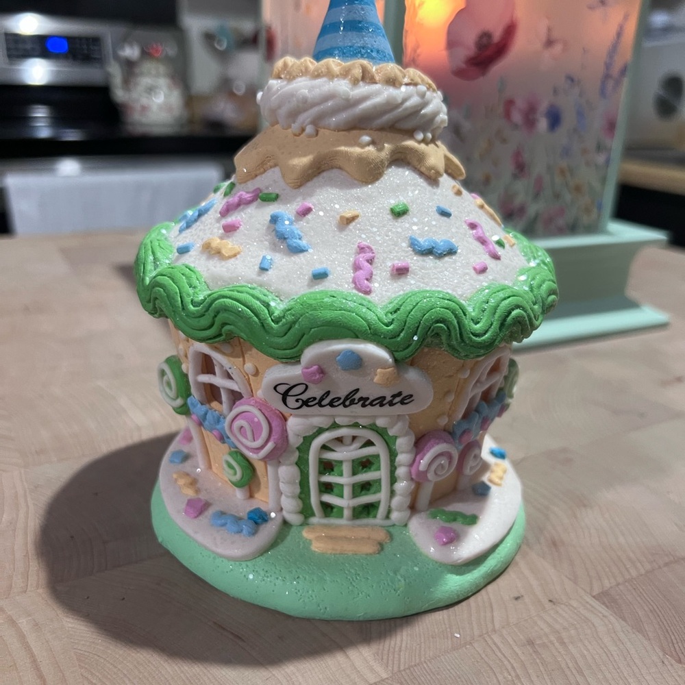 Valerie Parr Hill - "Celebrate" Festive Gingerbread House